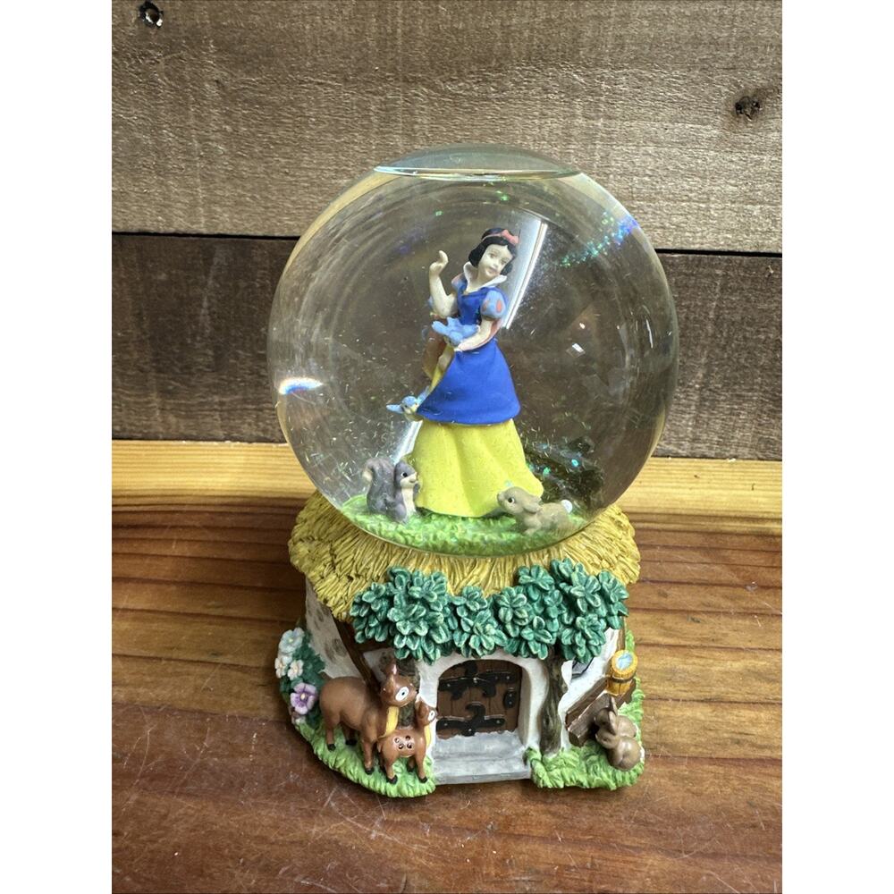 Enesco Disney Snow White "Whistle While You Work" Snow Globe 6”